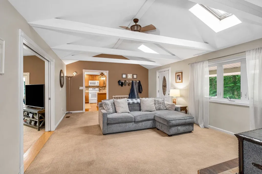 31 Leonard Drive Pelham NH 03076