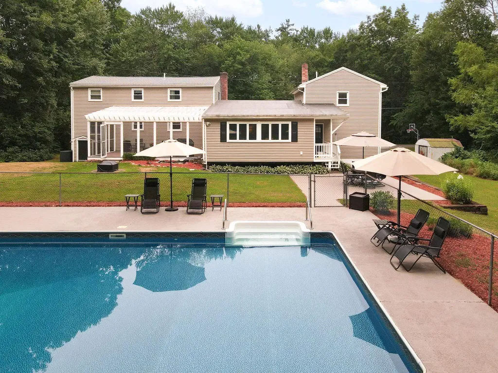 31 Leonard Drive Pelham NH 03076