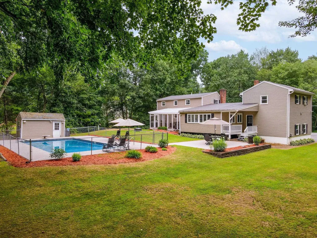 31 Leonard Drive Pelham NH 03076