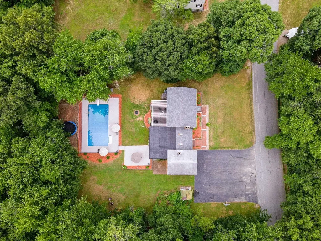 31 Leonard Drive Pelham NH 03076