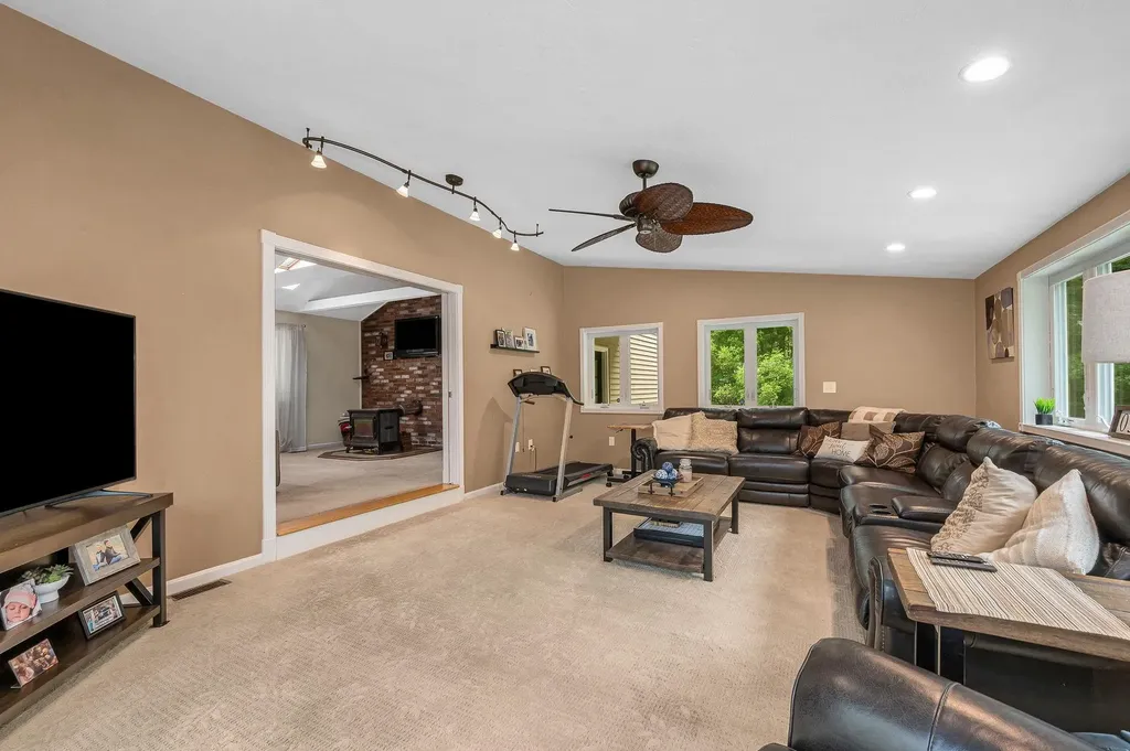 31 Leonard Drive Pelham NH 03076