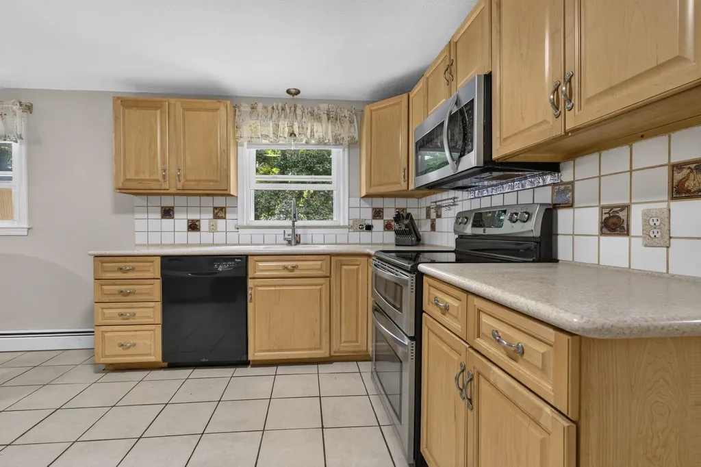25 Bedard Avenue Derry NH 03038