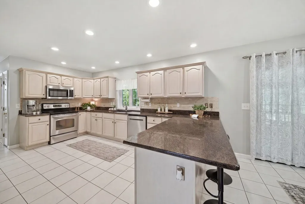 4 Longmeadow Road Windham NH 03087