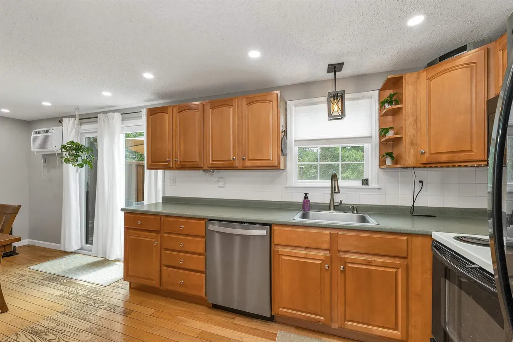 69 Fieldstone Drive Londonderry NH 03053