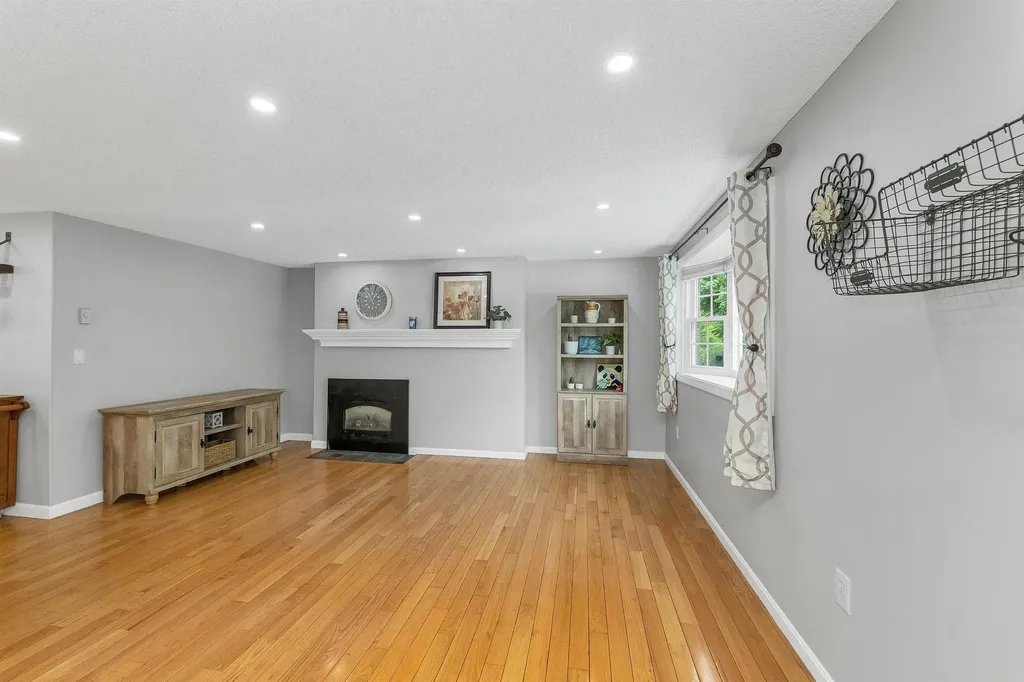 69 Fieldstone Drive Londonderry NH 03053