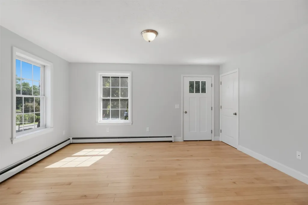 2 Evelyn Avenue Raymond NH 03077