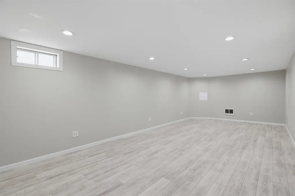 2 Evelyn Avenue Raymond NH 03077