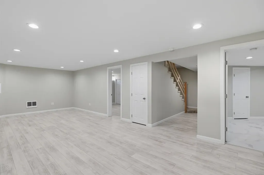 2 Evelyn Avenue Raymond NH 03077