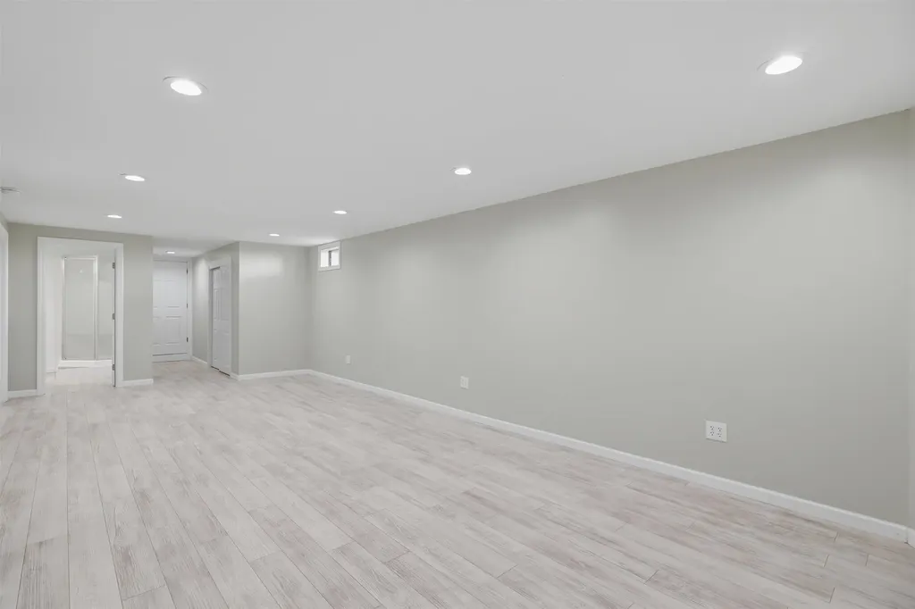 2 Evelyn Avenue Raymond NH 03077