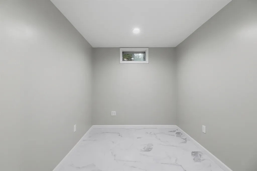 2 Evelyn Avenue Raymond NH 03077