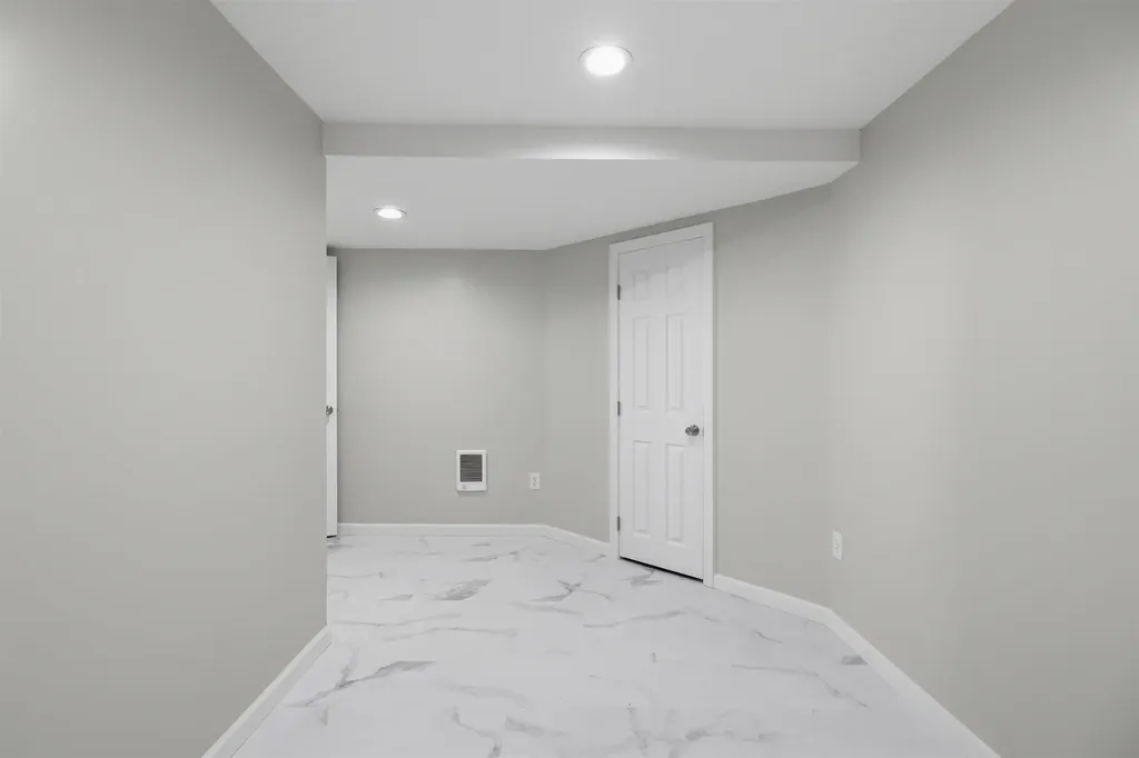 2 Evelyn Avenue Raymond NH 03077