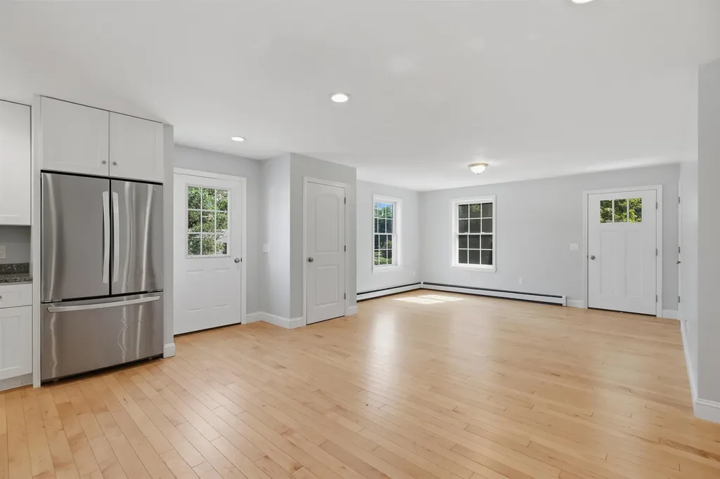 2 Evelyn Avenue Raymond NH 03077