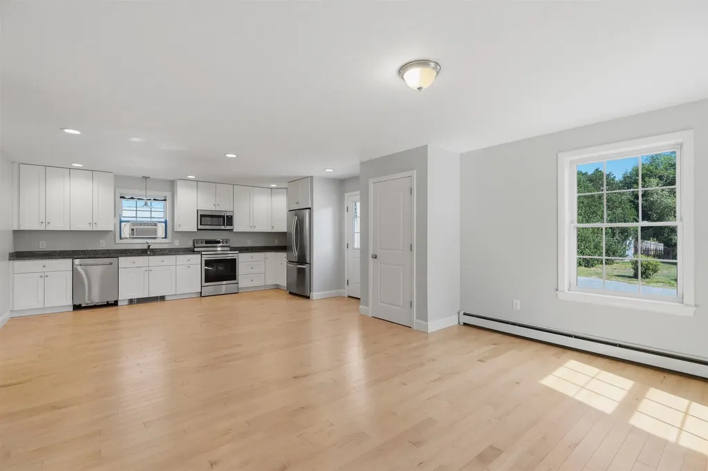 2 Evelyn Avenue Raymond NH 03077