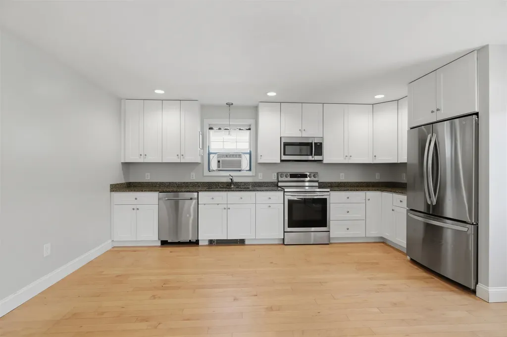 2 Evelyn Avenue Raymond NH 03077