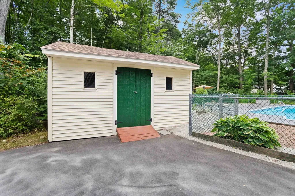 21 Kristin Drive Derry NH 03038