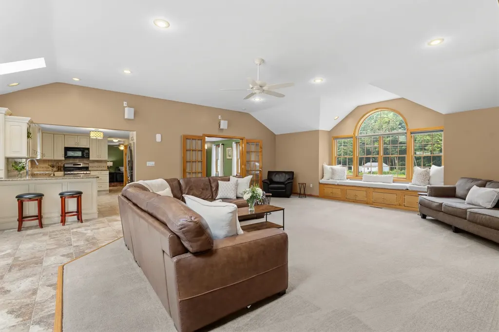 21 Kristin Drive Derry NH 03038