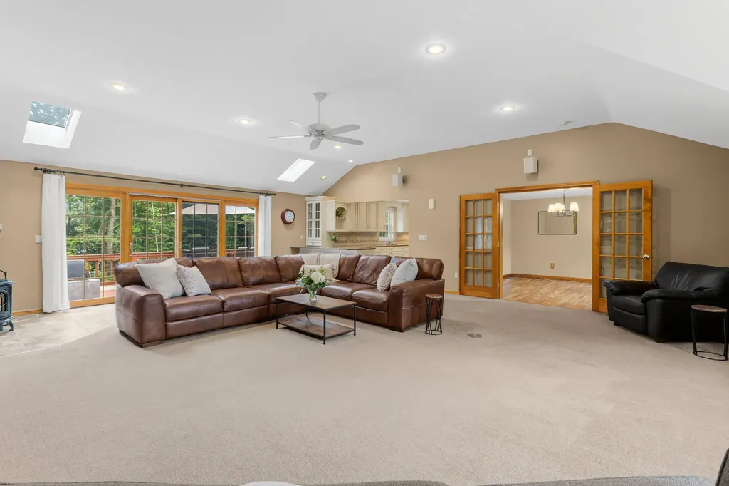 21 Kristin Drive Derry NH 03038