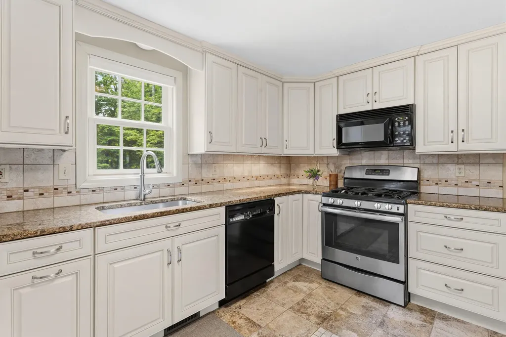 21 Kristin Drive Derry NH 03038