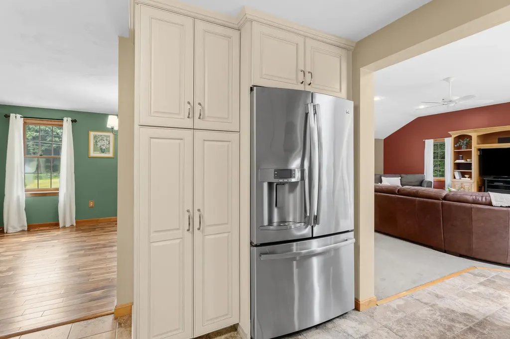 21 Kristin Drive Derry NH 03038