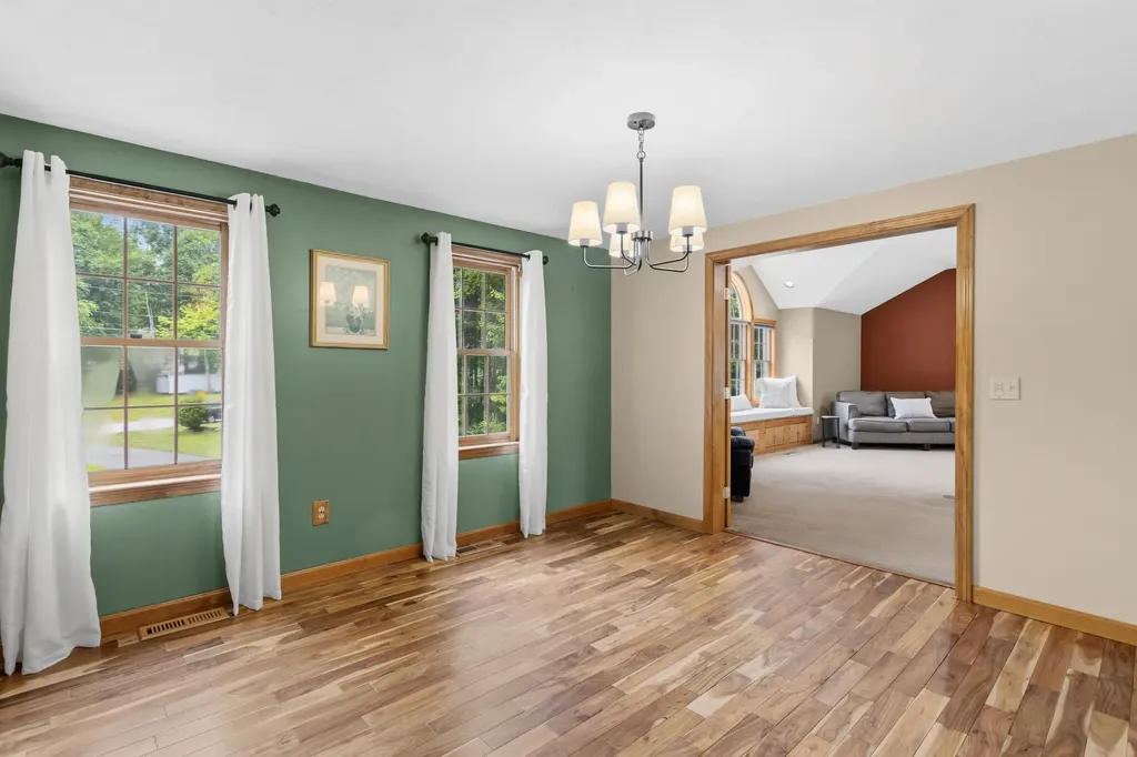 21 Kristin Drive Derry NH 03038
