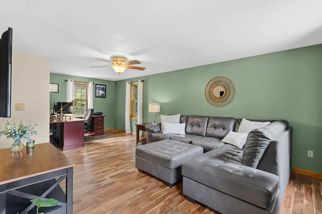 21 Kristin Drive Derry NH 03038