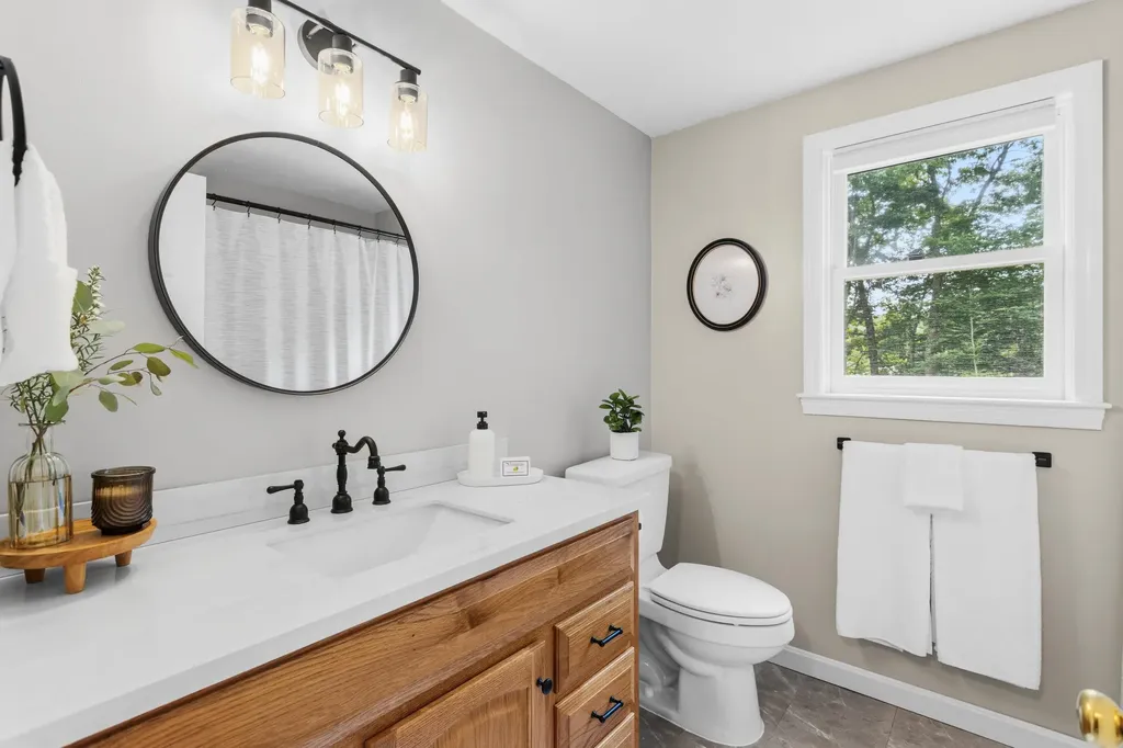 21 Kristin Drive Derry NH 03038