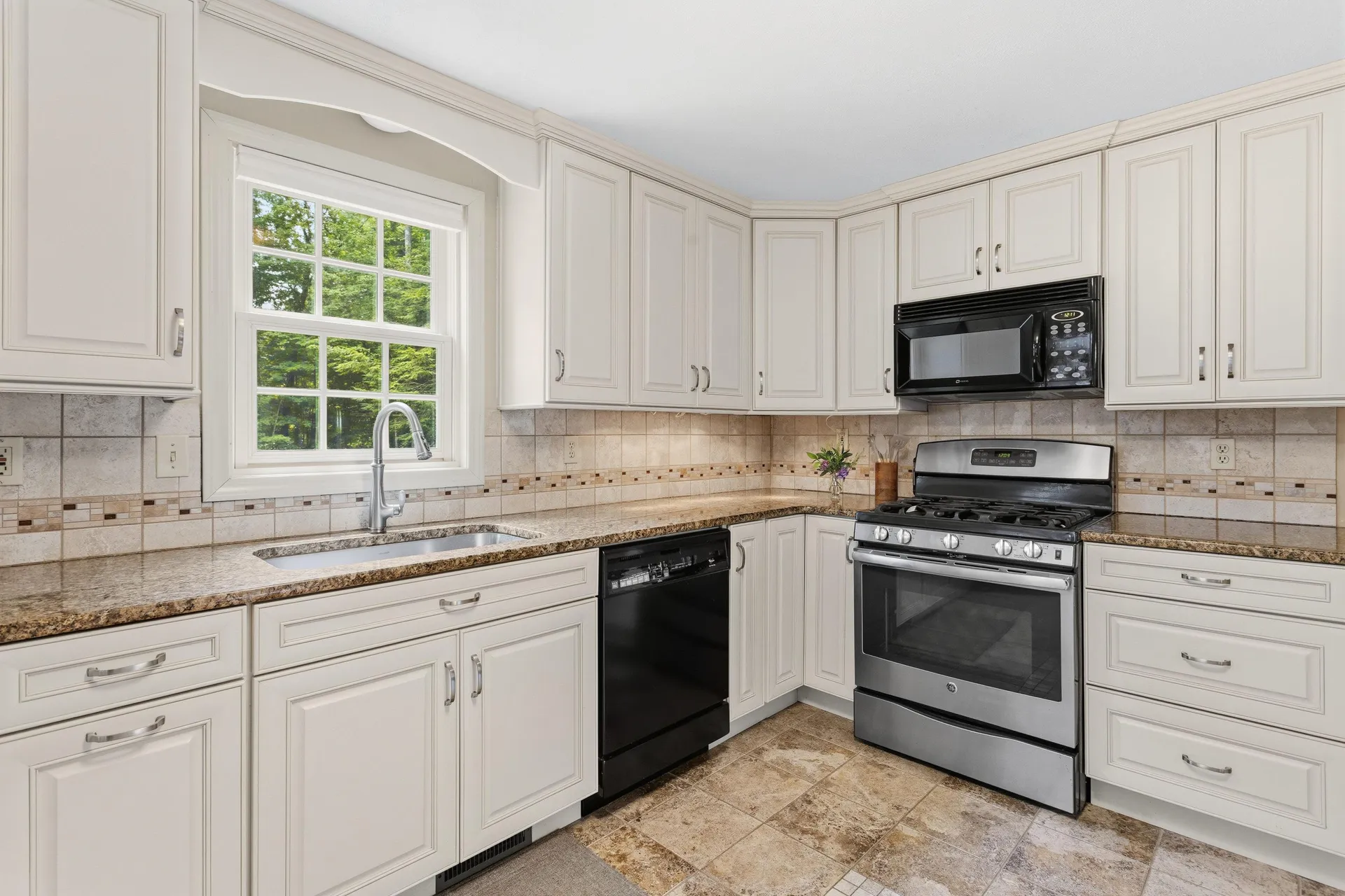 21 Kristin Drive Derry NH 03038