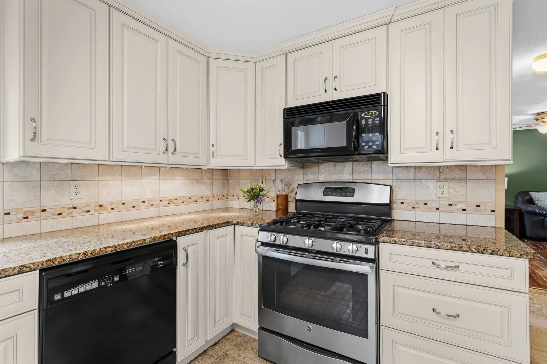 21 Kristin Drive Derry NH 03038