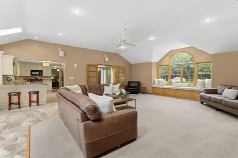21 Kristin Drive Derry NH 03038