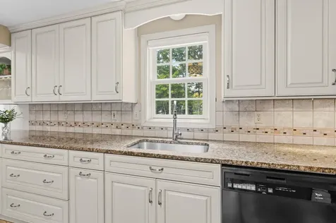 21 Kristin Drive Derry NH 03038