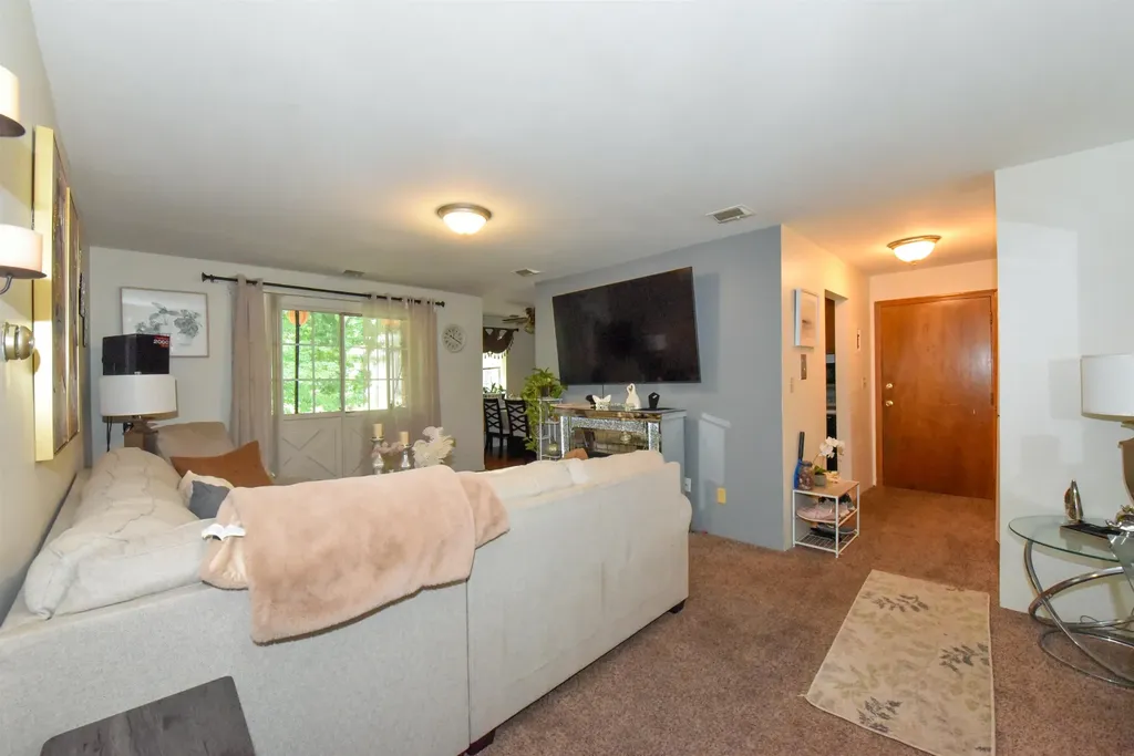 5 Louisburg Square Nashua NH 03060