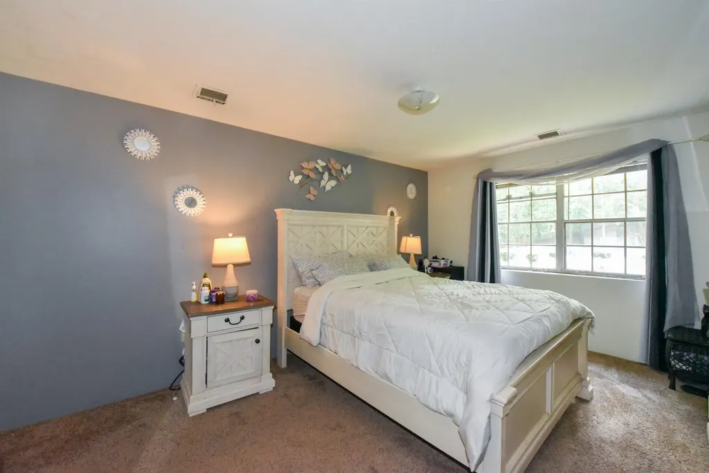 5 Louisburg Square Nashua NH 03060