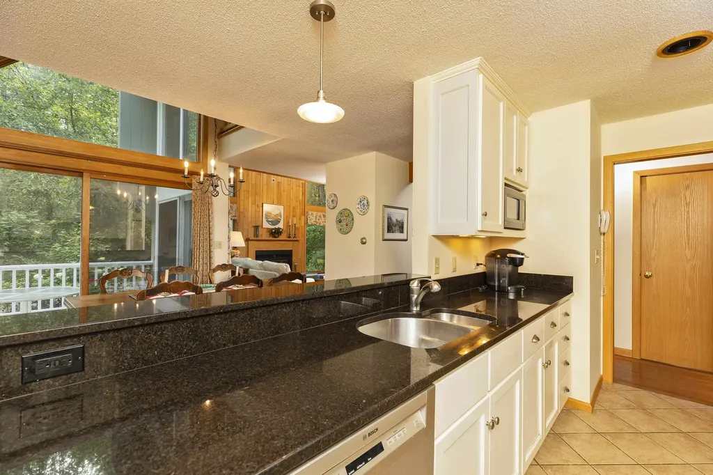 84 Fairway Lane New London NH 03257