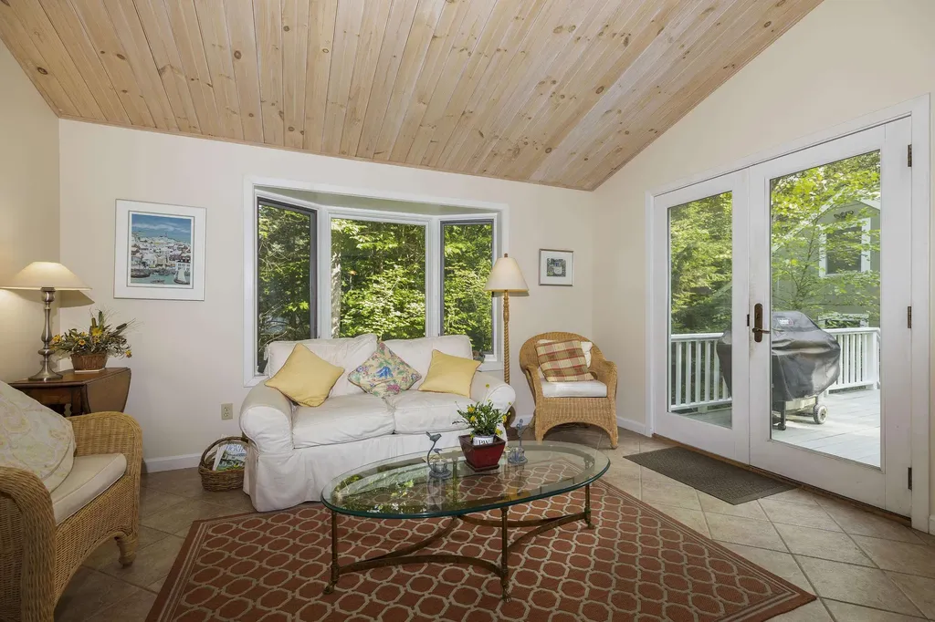 84 Fairway Lane New London NH 03257