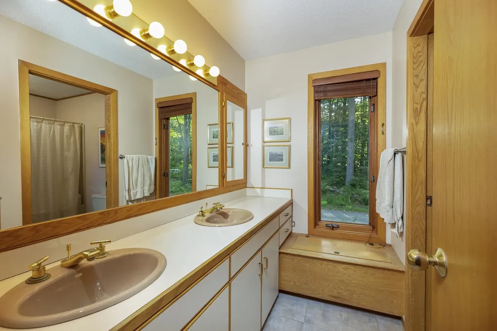 84 Fairway Lane New London NH 03257