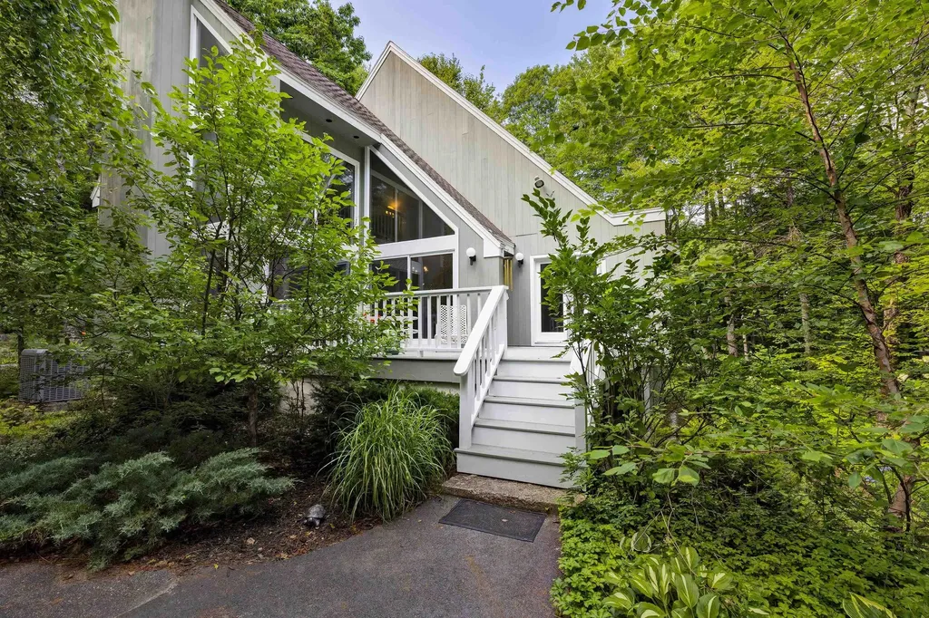 84 Fairway Lane New London NH 03257
