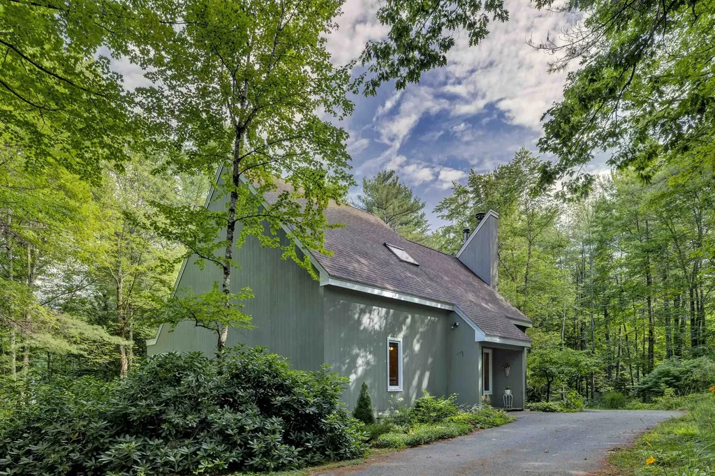 84 Fairway Lane New London NH 03257