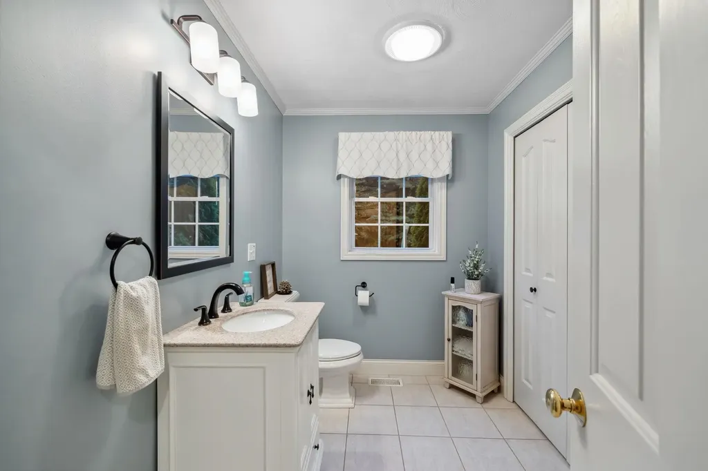 11 Gauthier Way Pelham NH 03076