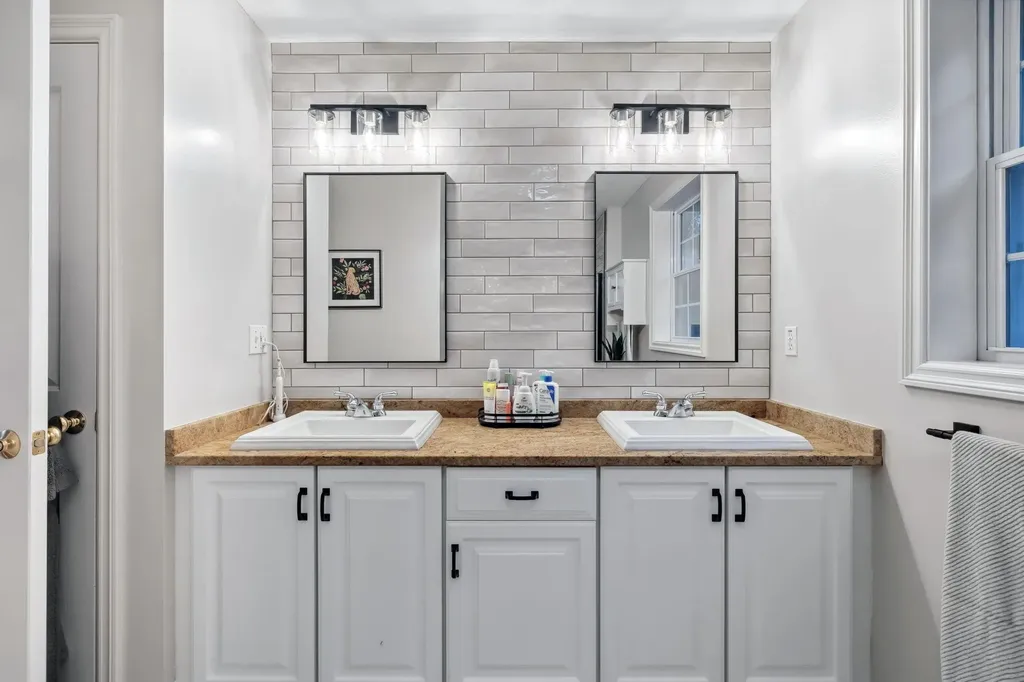 11 Gauthier Way Pelham NH 03076