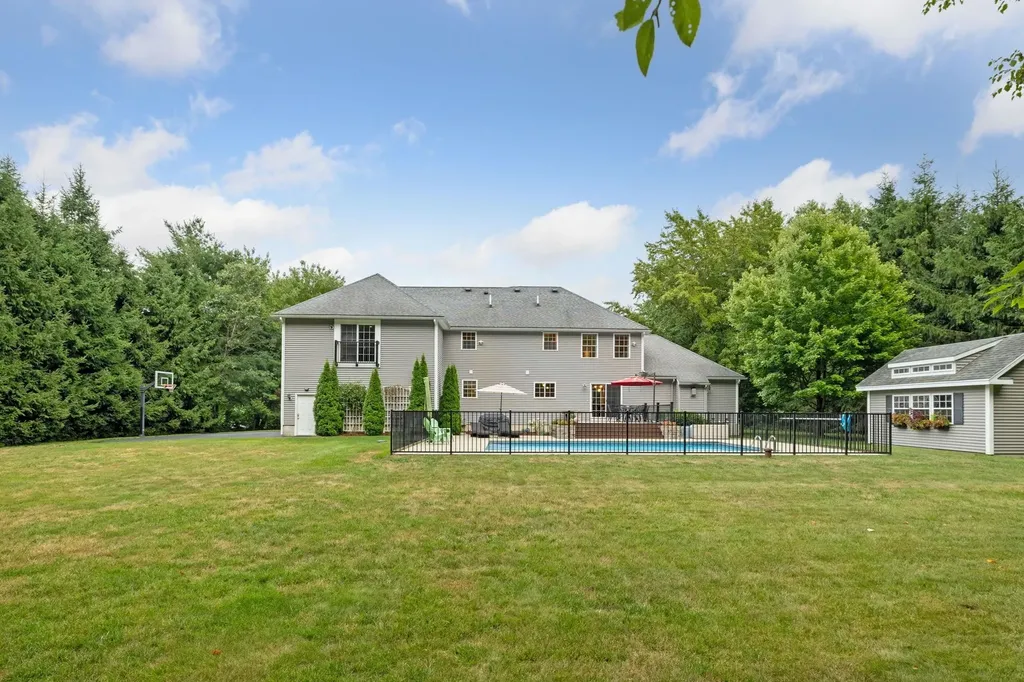 11 Gauthier Way Pelham NH 03076
