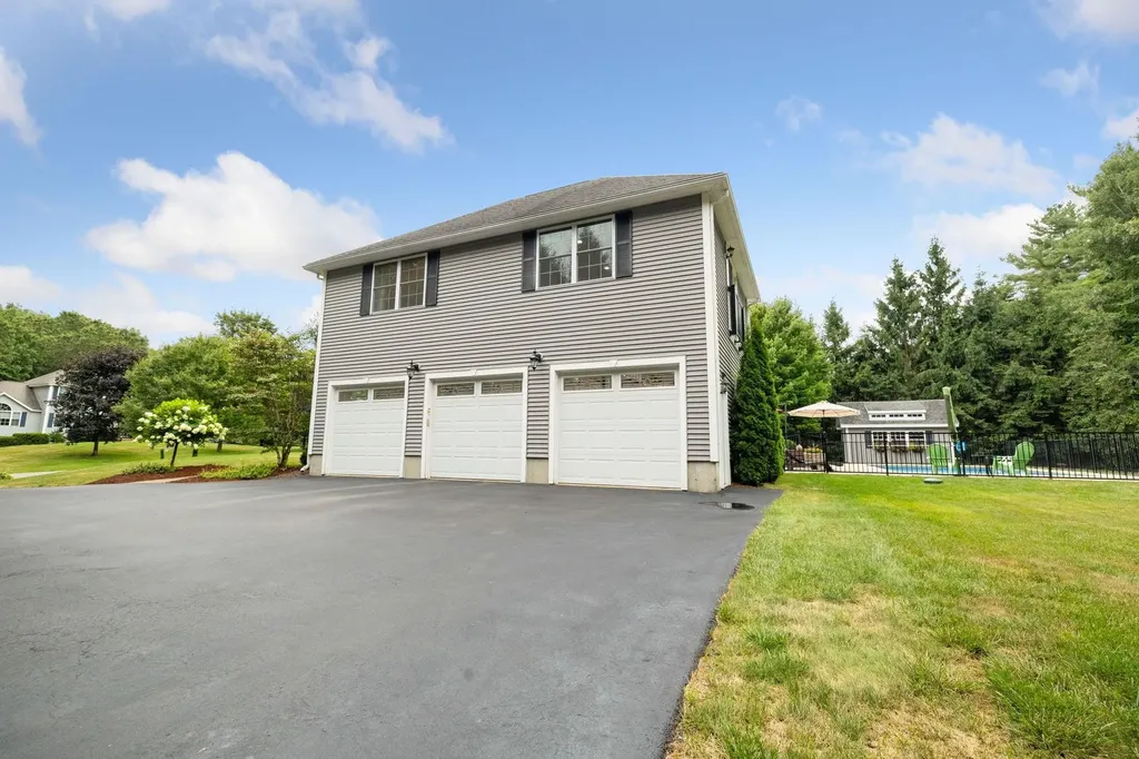 11 Gauthier Way Pelham NH 03076