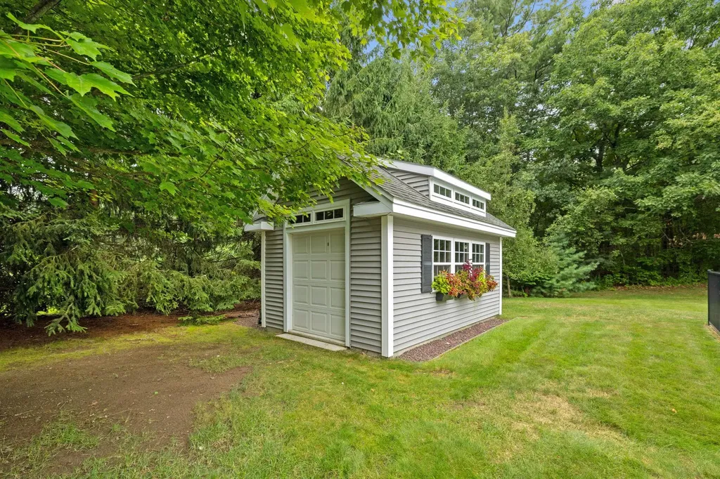 11 Gauthier Way Pelham NH 03076