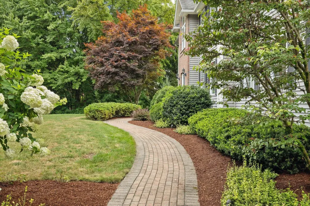 11 Gauthier Way Pelham NH 03076