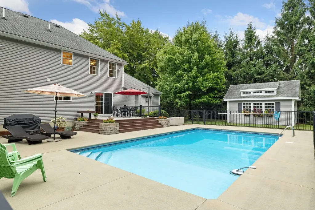 11 Gauthier Way Pelham NH 03076