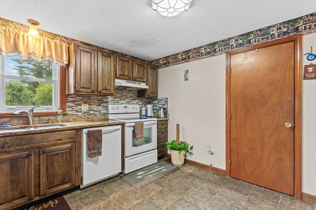 28 Bailey Avenue Manchester NH 03104