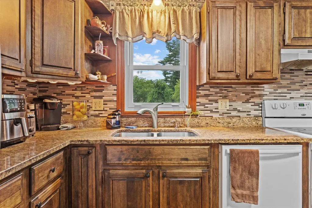 28 Bailey Avenue Manchester NH 03104