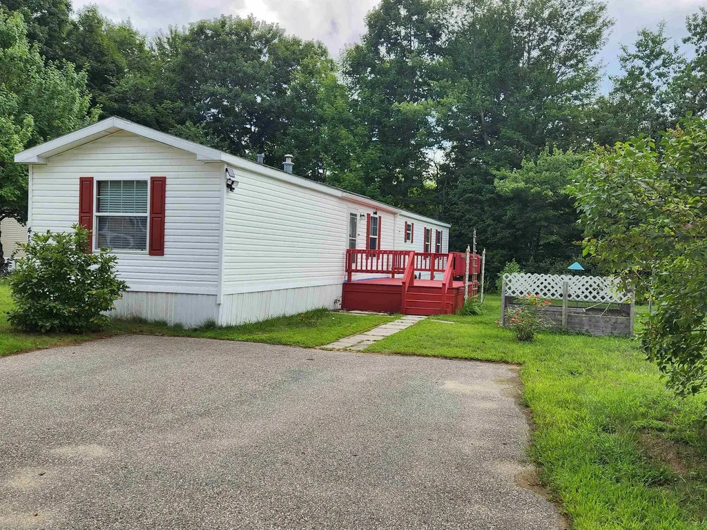 4 Pond Street Loudon NH 03307