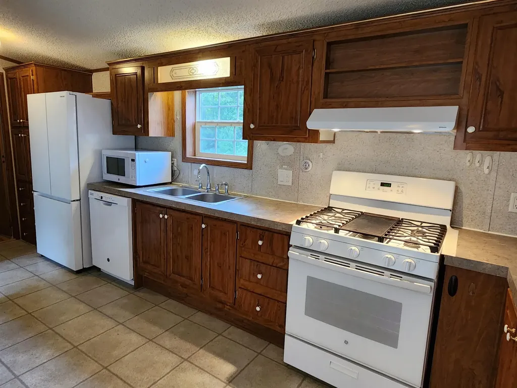 4 Pond Street Loudon NH 03307