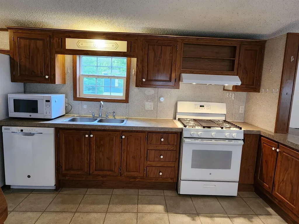 4 Pond Street Loudon NH 03307