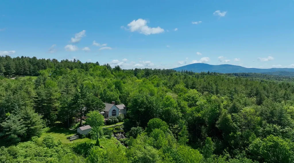 216 Woodland Trace New London NH 03257